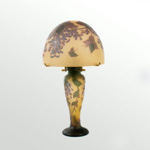 GALLÉ ,  Élégante lampe champignon Art Nouveau en verre gravé à décor de glycine et de papillon