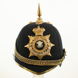 CASQUE REGLEMENTAIRE DE L'ÉPOQUE VICTORIENNE DU RÉGIMENT GALLOIS