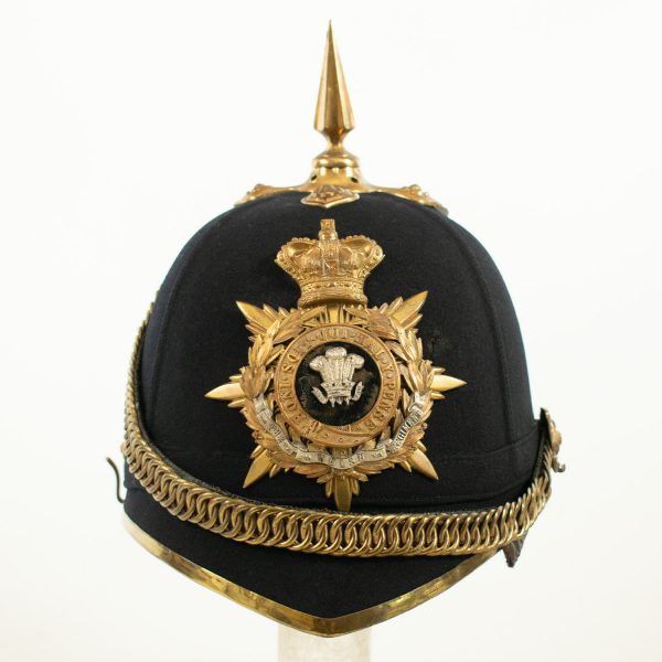 CASQUE REGLEMENTAIRE DE L'ÉPOQUE VICTORIENNE DU RÉGIMENT GALLOIS