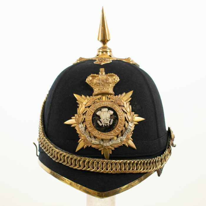CASQUE REGLEMENTAIRE DE L'ÉPOQUE VICTORIENNE DU RÉGIMENT GALLOIS
