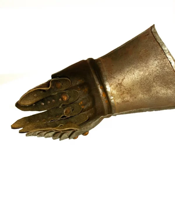 Vintage reproduction gauntlet / armour, early 20th century. - Image 3